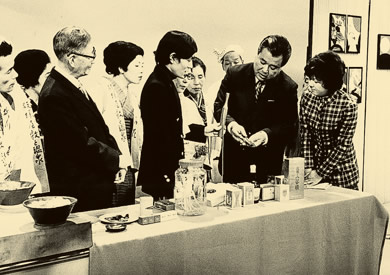 昭和45年KBCテレビにて　朝鮮人参の効用を説明する先代社長（右から2人目）